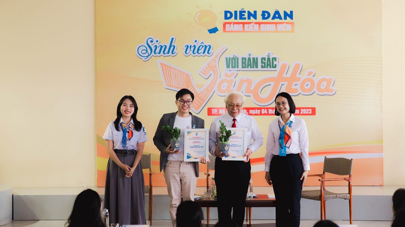 Phương Mỹ Chi tại diễn đàn Sinh viên với bản sắc văn hóa.