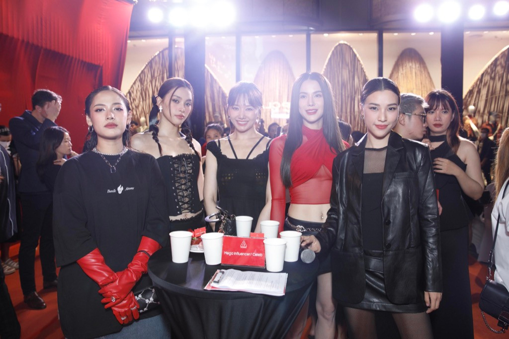 Cara Phương, Tiểu Vy, Hari Won, Diệp Lâm Anh, Hoàng Oanh cùng nhau khoe sắc.