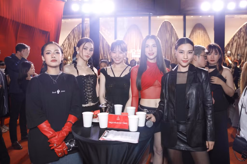 Cara Phương, Tiểu Vy, Hari Won, Diệp Lâm Anh, Hoàng Oanh cùng nhau khoe sắc.