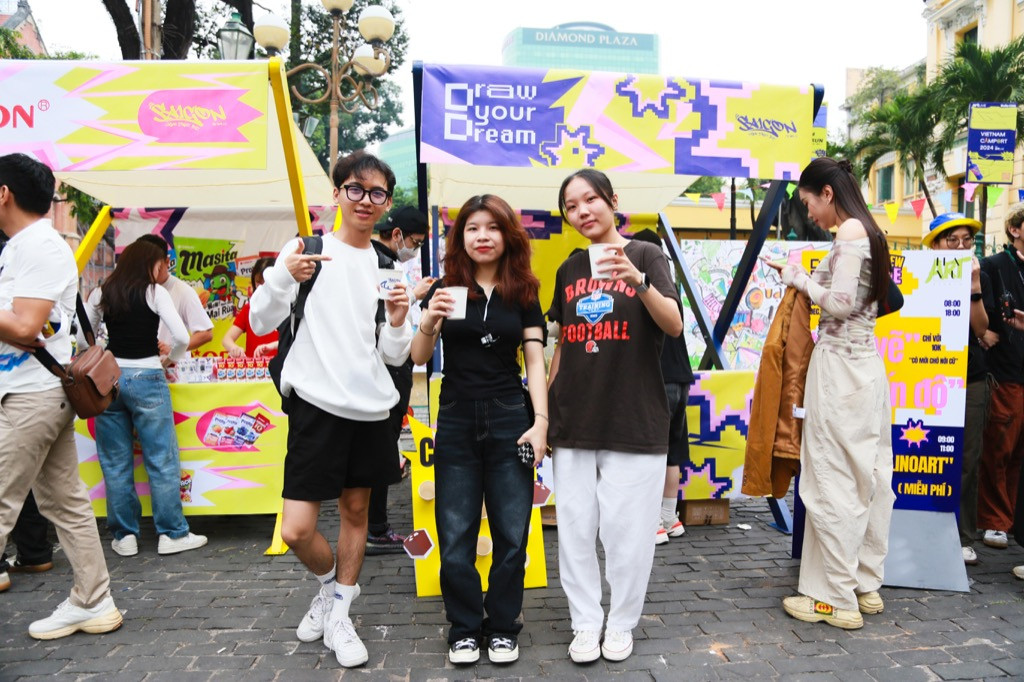 Khu vực đồ uống miễn phí sẽ là "trạm tiếp sức" cho khách tham dự. Khu vực đồ uống miễn phí sẽ là "trạm tiếp sức" cho khách tham dự.