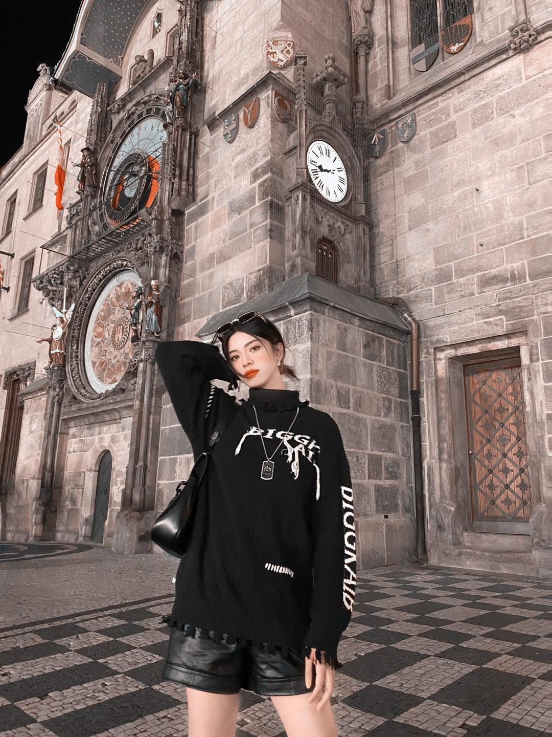 Ngoài đời, Vũ Phụng Tiên có gu ăn mặc cá tính, năng động. Ngoài đời, Vũ Phụng Tiên có gu ăn mặc cá tính, năng động.