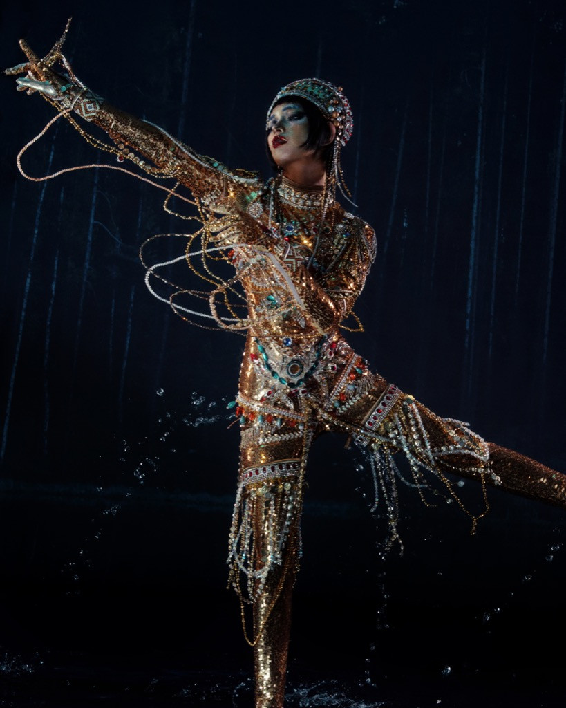 Bộ outfit của Châu Bùi được đính kết đá tinh xảo và thiết kế riêng để tái hiện hình ảnh Siren. Bộ outfit của Châu Bùi được đính kết đá tinh xảo và thiết kế riêng để tái hiện hình ảnh Siren.