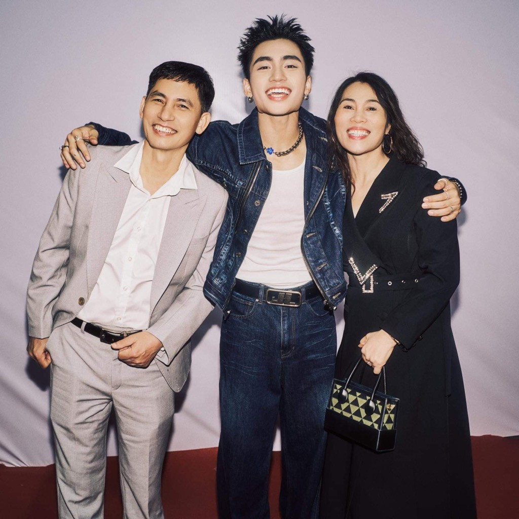 MONO lưu lại khoảnh khắc cùng bố và mẹ tại hậu trường sự kiện. MONO lưu lại khoảnh khắc cùng bố và mẹ tại hậu trường sự kiện.