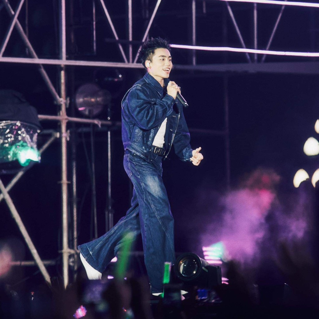 MONO xuất hiện trên sân khấu với set đồ "denim-on-denim" khỏe khoắn. MONO xuất hiện trên sân khấu với set đồ "denim-on-denim" khỏe khoắn.