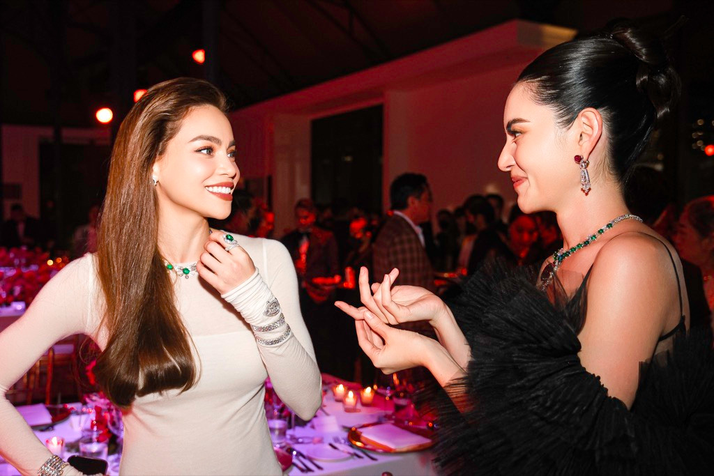 Trong sự kiện, Hồ Ngọc Hà tỏa sáng trong bộ trang sức có tổng trị giá gần 70 tỷ đồng.