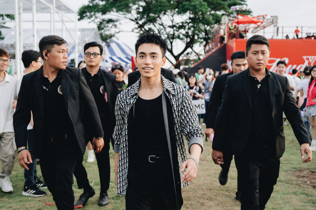 MONO xuất hiện với phong cách đơn giản, gọn gàng tại sự kiện. MONO xuất hiện với phong cách đơn giản, gọn gàng tại sự kiện.