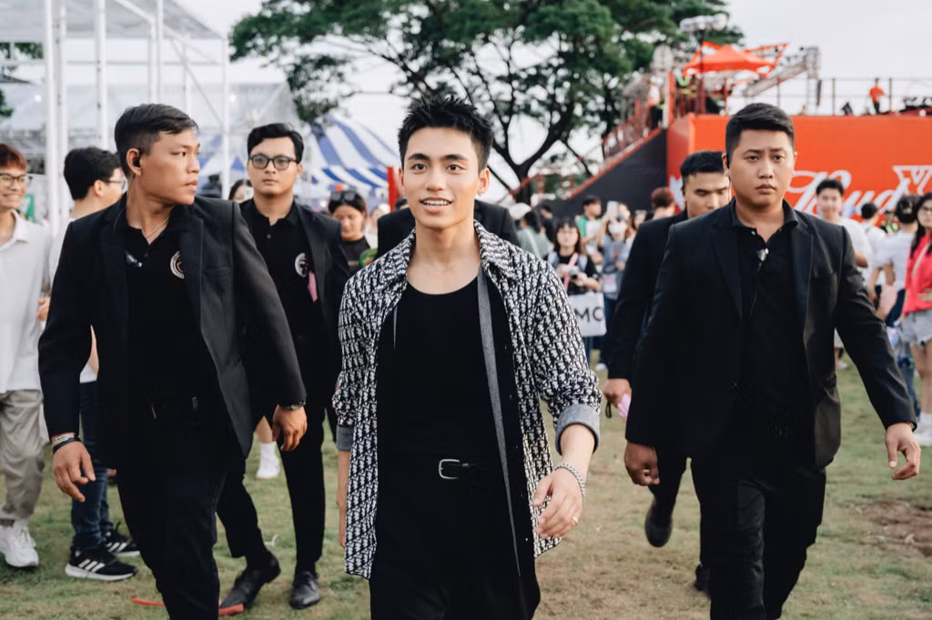 MONO xuất hiện với phong cách đơn giản, gọn gàng tại sự kiện.