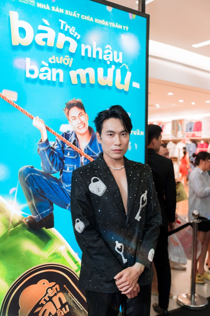 Kiều Minh Tuấn sẽ hóa thân thành anh chàng Trí “vô tri”, đi tới đâu “gây chuyện” tới đó. Kiều Minh Tuấn sẽ hóa thân thành anh chàng Trí “vô tri”, đi tới đâu “gây chuyện” tới đó.