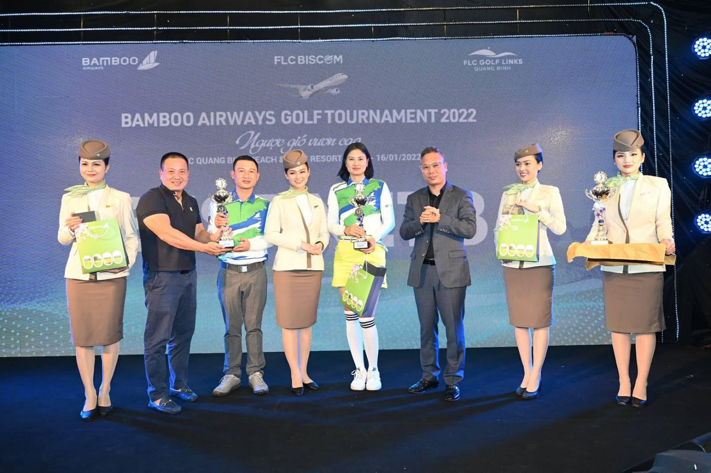 Ông Đặng Tất Thắng – Tổng giám đốc Bamboo Airways (thứ ba từ phải sang) trao cúp và quà tặng cho các golfer đạt giải Nhất, Nhì, Ba.