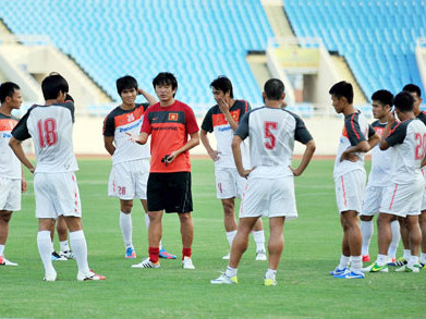 HLV Phan Thanh Hùng đang truyền “lửa” tự tin cho các học trò trước giờ ra biển lớn