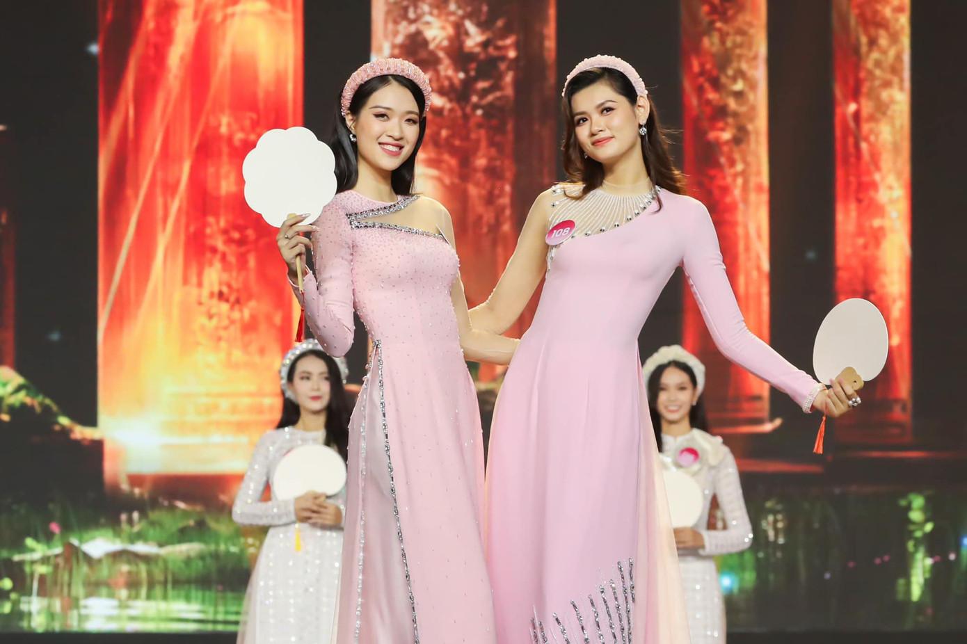 Tại đêm chung khảo toàn quốc, Yến Nhi nền nã khi trình diễn áo dài. Cô diện áo dài khăn đóng màu hồng pastel nền nã, thanh lịch. Vốn là cô gái Huế nên ở Yến Nhi toát lên vẻ kiêu sa, thanh tao khi diện áo dài truyền thống.