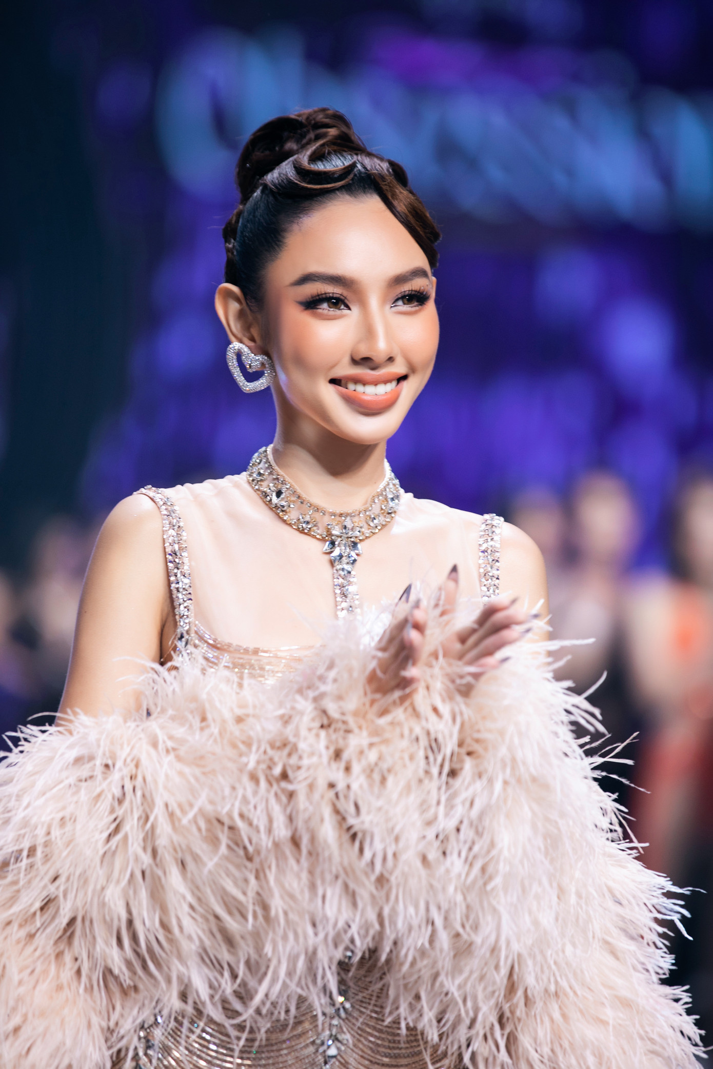 Thùy Tiên sải bước đầy chuyên nghiệp, quyến rũ trên sàn diễn. Cách làm tóc, trang điểm của cô nhận được nhiều sự khen ngợi.