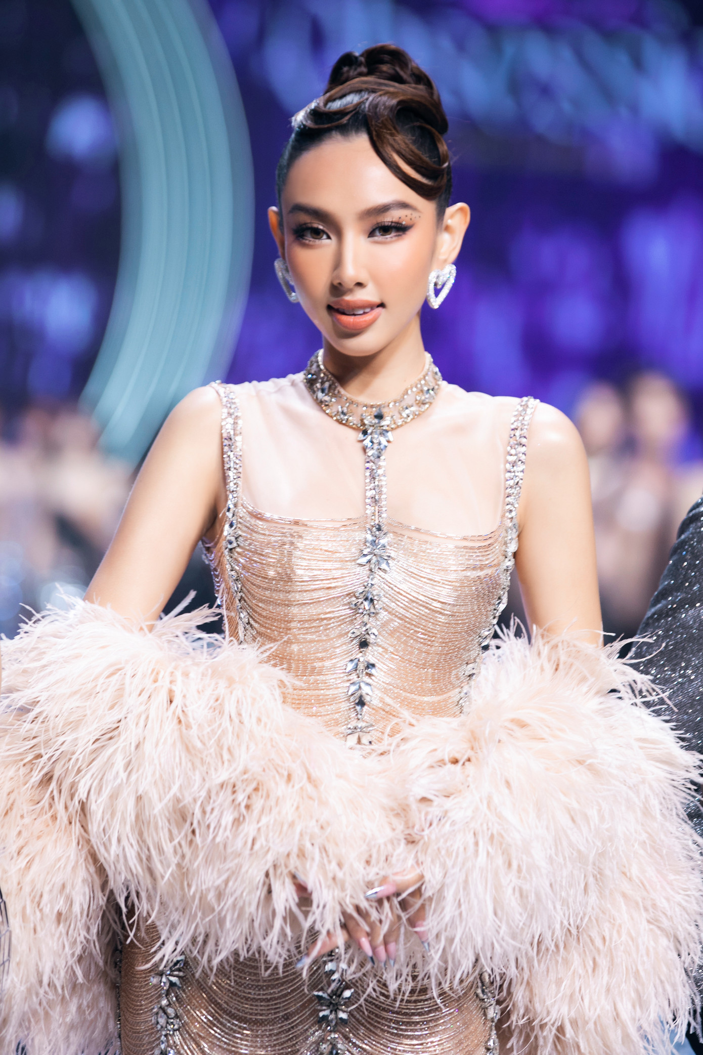 Thùy Tiên sải bước đầy chuyên nghiệp, quyến rũ trên sàn diễn. Cách làm tóc, trang điểm của cô nhận được nhiều sự khen ngợi.