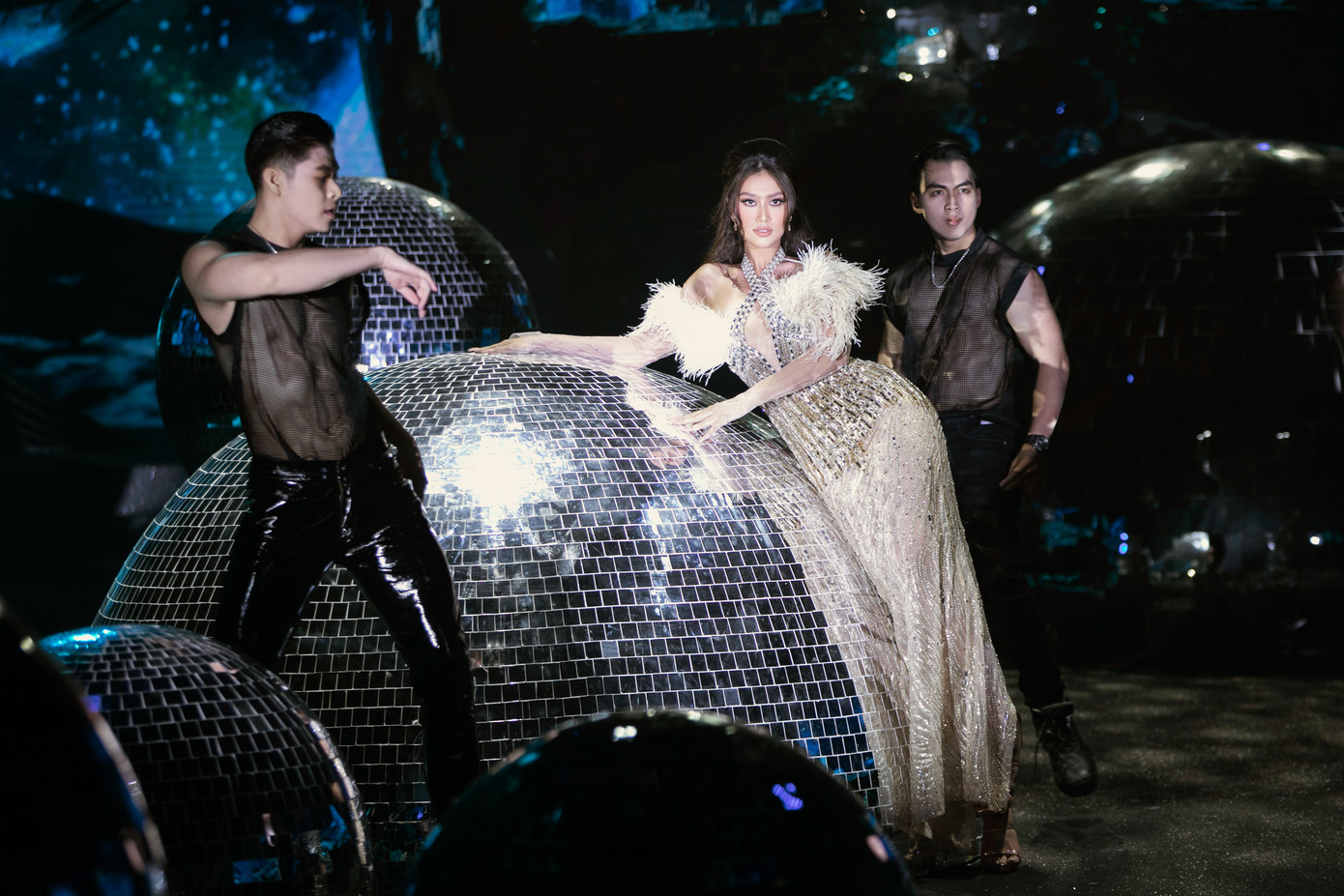 Hoa hậu Thiên Ân đóng vai trò mở màn của show diễn lần này. Cô có màn xuất hiện ấn tượng bên dàn người mẫu nam. Hoa hậu Hòa bình Việt Nam 2022 chọn cách làm tóc theo phong cách cổ điển. Cô có những bước đi ấn tượng trên sàn catwalk.