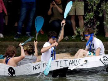 Chiếc thuyền chế thủ công từ bìa cứng và băng dính của SV đủ khả năng chịu tải 4 người mà không bị chìm.