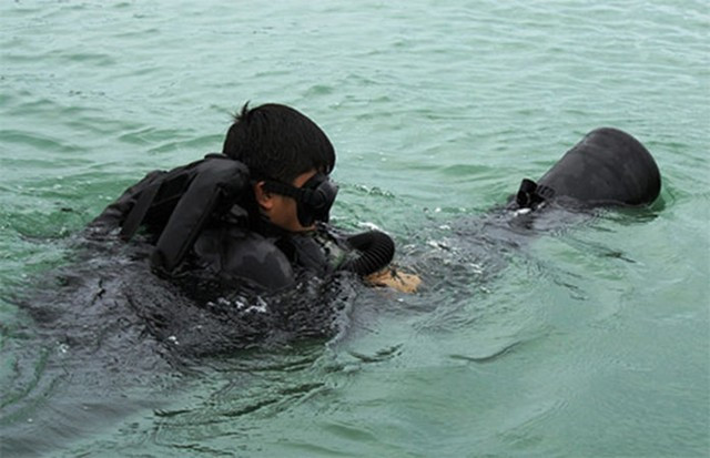Phao bơi dạng thủy lôi giúp cơ động dưới nước dễ dàng