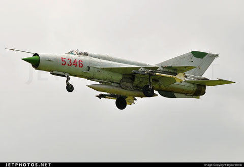 Ngày nay, tuy được xếp vào loại máy bay lạc hậu nhưng trong điều kiện nước ta thì MiG-21 vẫn đóng vai trò là tiêm kích phòng không chủ lực. Trong ảnh, biến thể MiG-21bis trang bị tên lửa không đối không tầm ngắn R-60 cất cánh làm nhiệm vụ