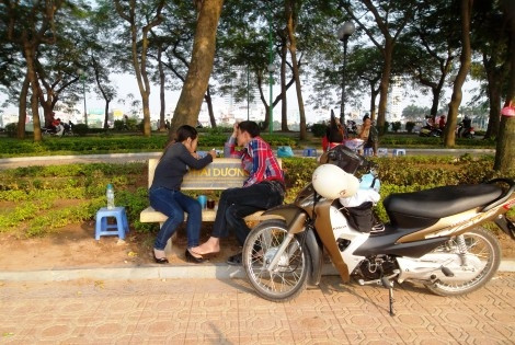 Muốn ngồi ghế đá công cộng thì phải chấp nhận trả tiền... mua nước uống. Muốn ngồi ghế đá công cộng thì phải chấp nhận trả tiền... mua nước uống