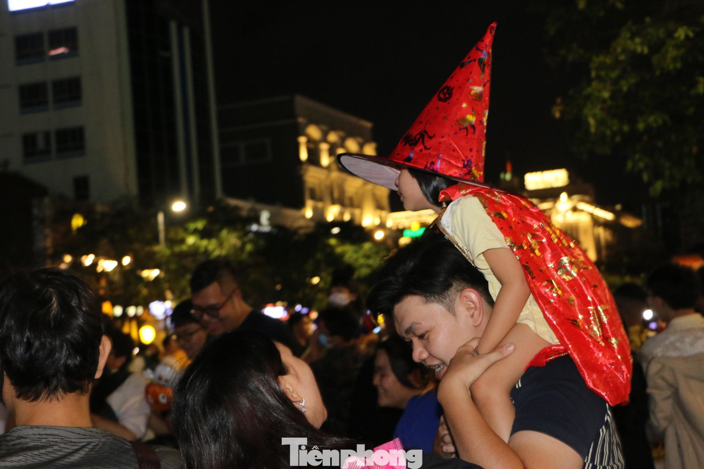 Nhiều phụ huynh đưa con em đi chơi hội hóa trang Halloween ở khu vực phố đi bộ Nguyễn Huệ, quận 1, TPHCM.