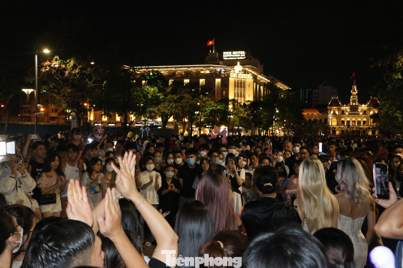 Càng về đêm, khu vực phố đi bộ Nguyễn Huệ càng đông đúc và náo nhiệt.