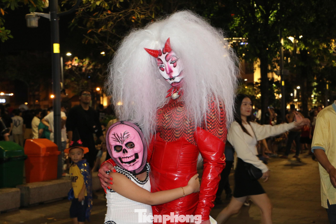 Phố đi bộ ở TPHCM đông nghẹt người đi chơi Halloween sớm ảnh 12