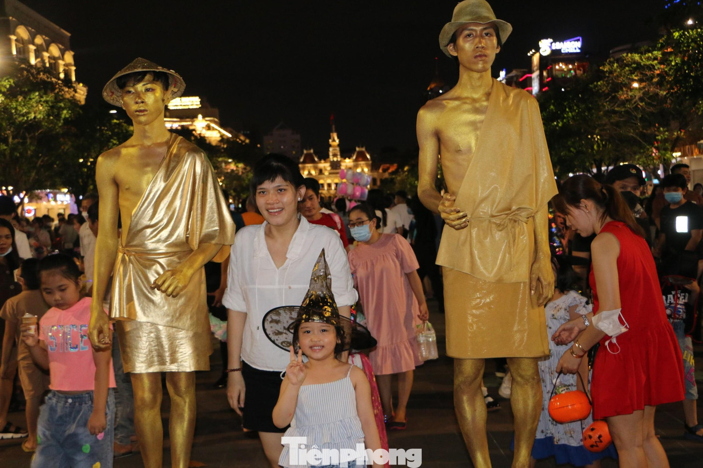 Các em nhỏ hớn hở khi hòa cùng không khí nhộn nhịp của hội hóa trang.