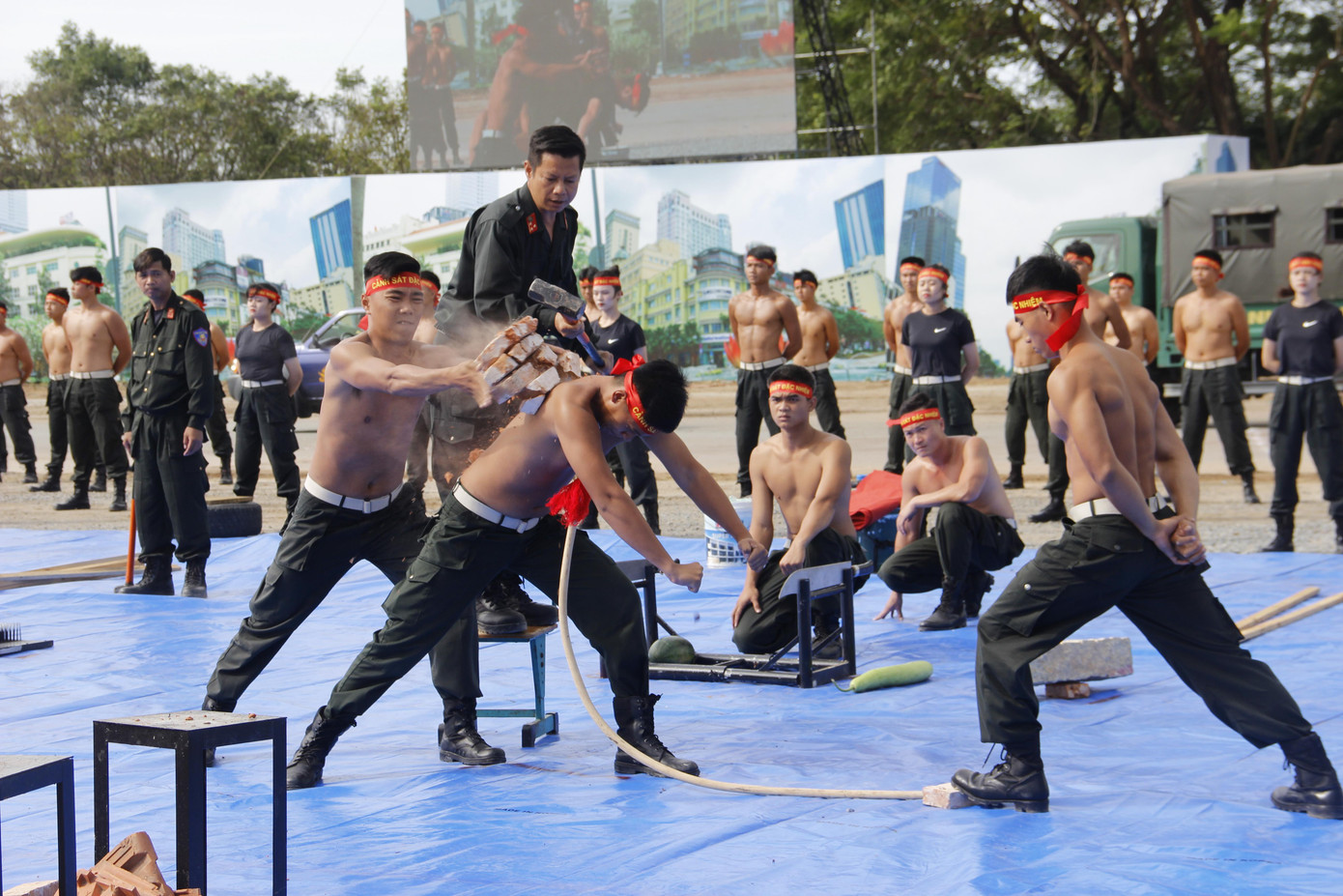 Những màn biểu diễn mãn nhãn của lực lượng Cảnh sát đặc nhiệm Công an TPHCM. Những màn biểu diễn mãn nhãn của lực lượng Cảnh sát đặc nhiệm Công an TPHCM.