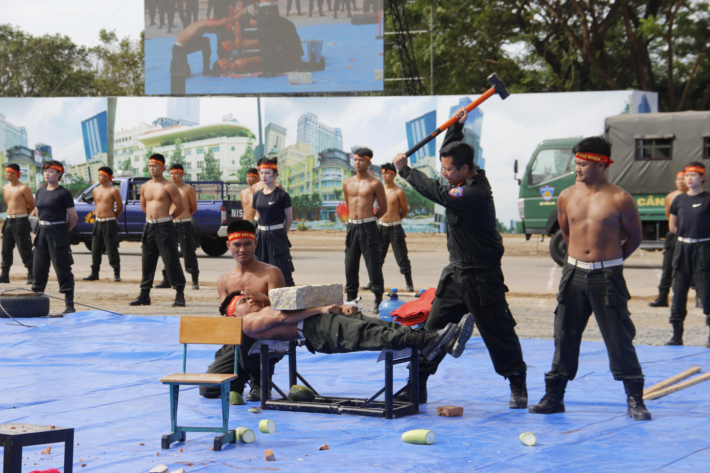 Mãn nhãn màn võ thuật của cảnh sát đặc nhiệm TPHCM ảnh 13 Mãn nhãn màn võ thuật của cảnh sát đặc nhiệm TPHCM ảnh 13