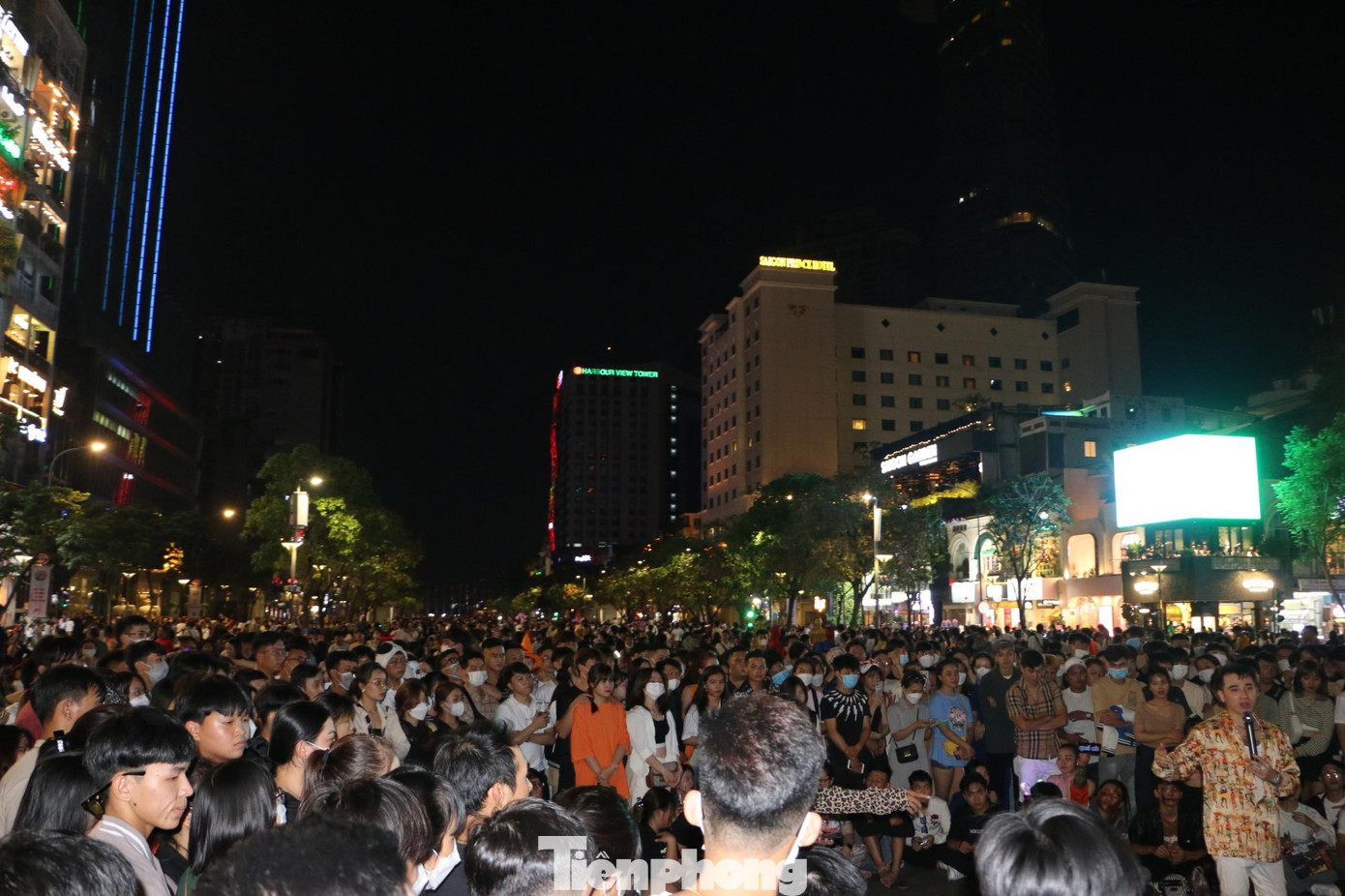 Tối 30/10, hàng nghìn người đã đổ về khu vực trung tâm TPHCM để chơi Halloween sớm.