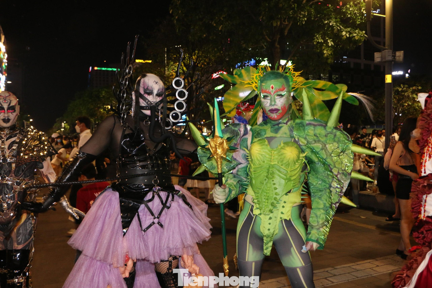 Những nhân vật được cosplay, thu hút sự chú ý trên phố.