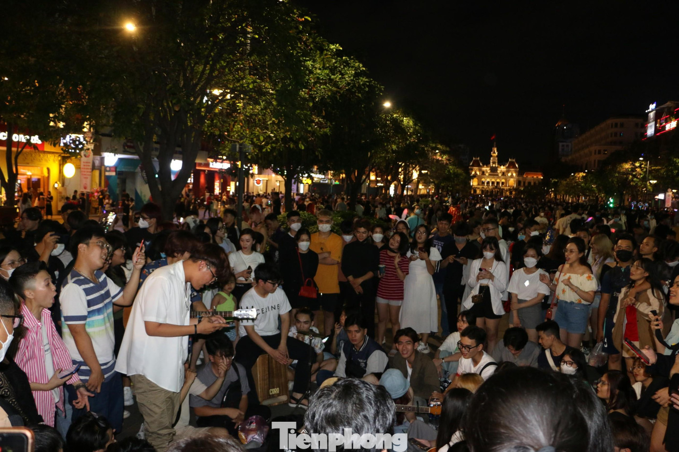 Các tiết mục biểu diễn đường phố thu hút lượng lớn người theo dõi.