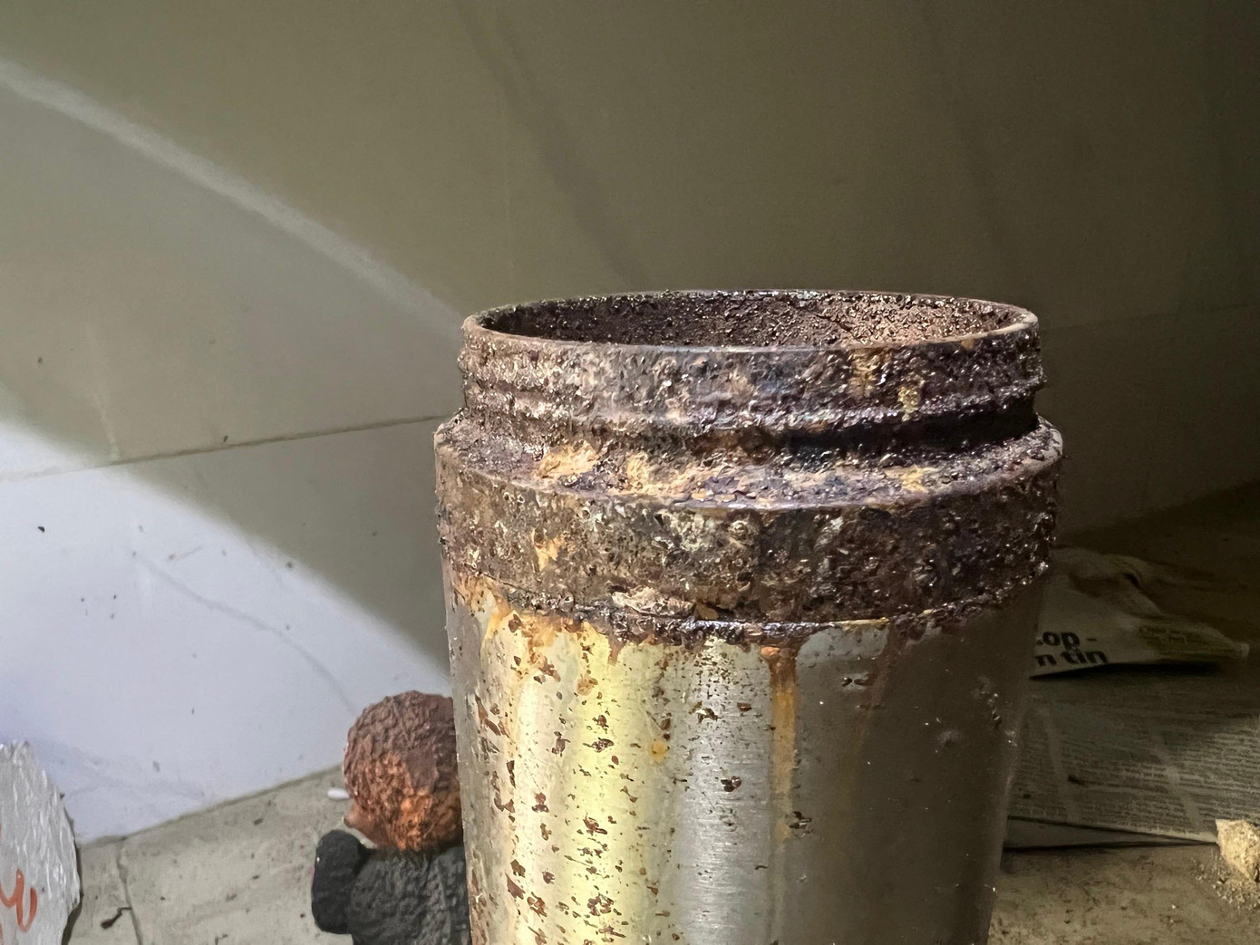 Hóa chất thoát ra sau vụ cháy nhiều vật dụng bị ăn mòn, tất cả tài sản, trang thiết bị trong nhà bị cháy, biến dạng.