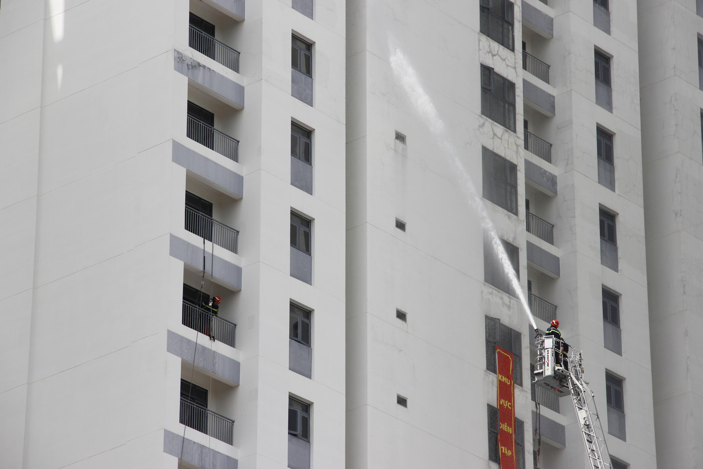 Lực lượng Cảnh sát PCCC-CNCH Công an TPHCM diễn tập chữa cháy tòa nhà cao tầng. Lực lượng Cảnh sát PCCC-CNCH Công an TPHCM diễn tập chữa cháy tòa nhà cao tầng.