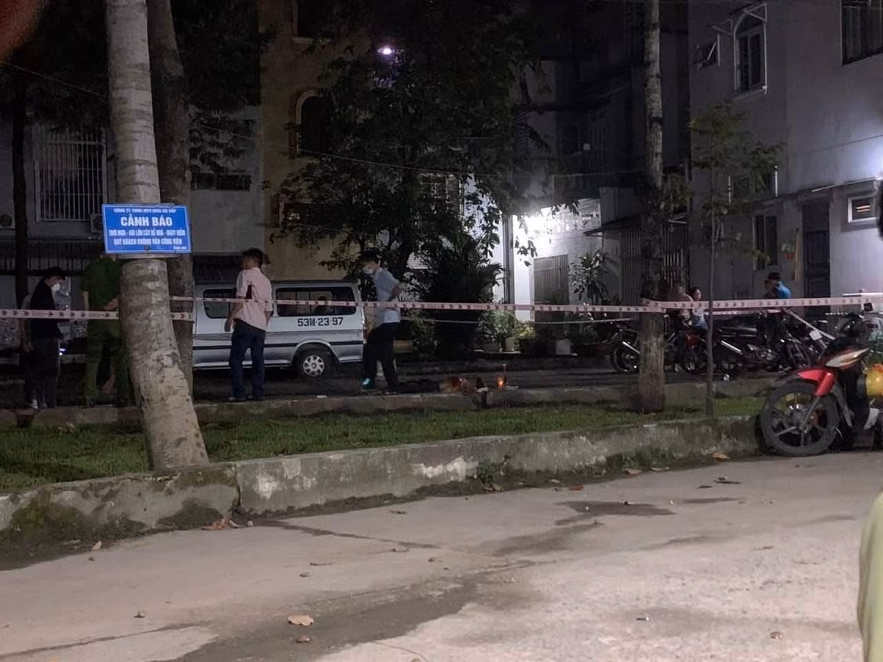 Cơ quan chức năng khám nghiệm hiện trường vụ ẩu đả. Cơ quan chức năng khám nghiệm hiện trường vụ ẩu đả.