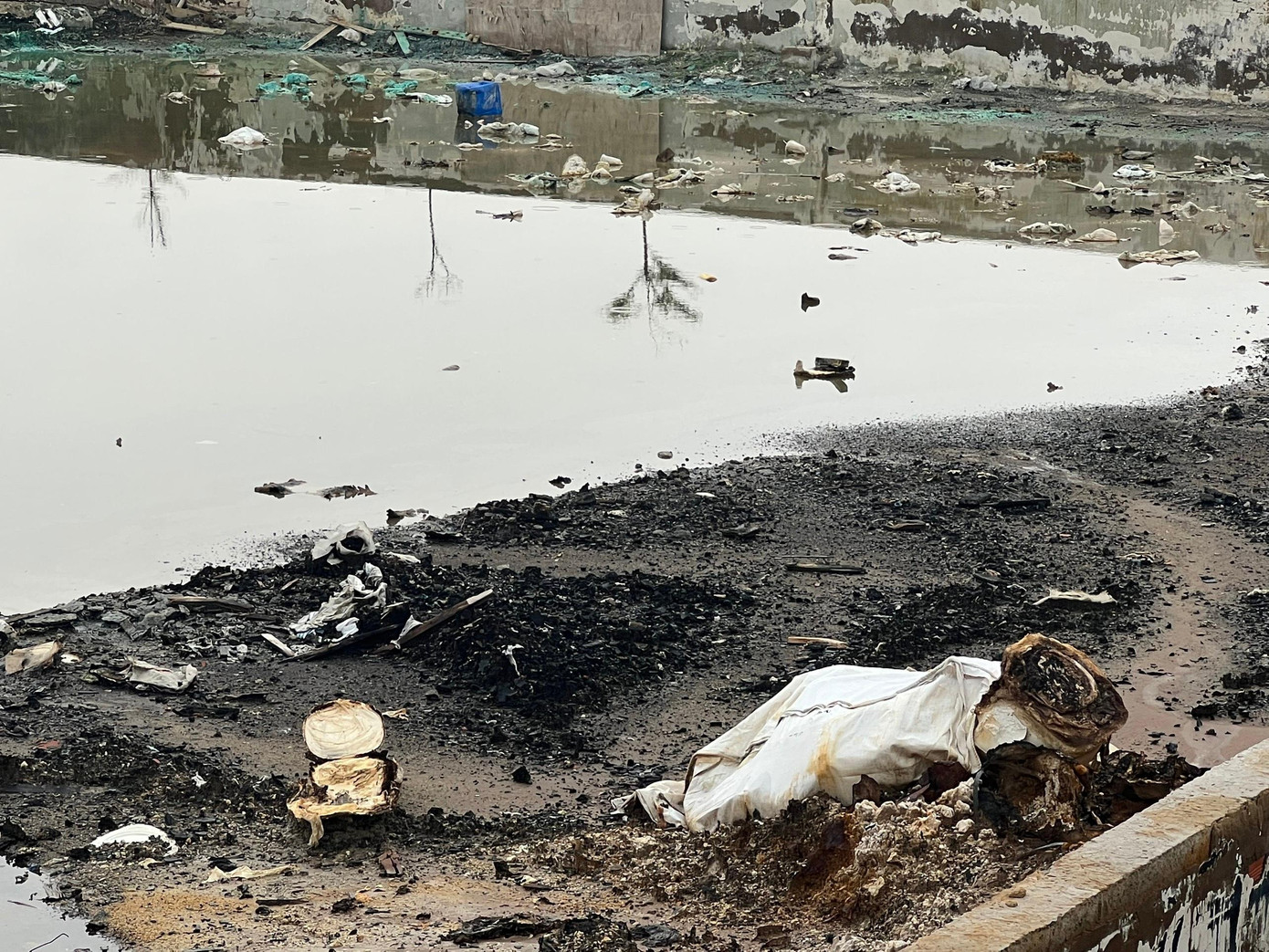 Khung cảnh hoang tàn, đổ nát sau vụ cháy.