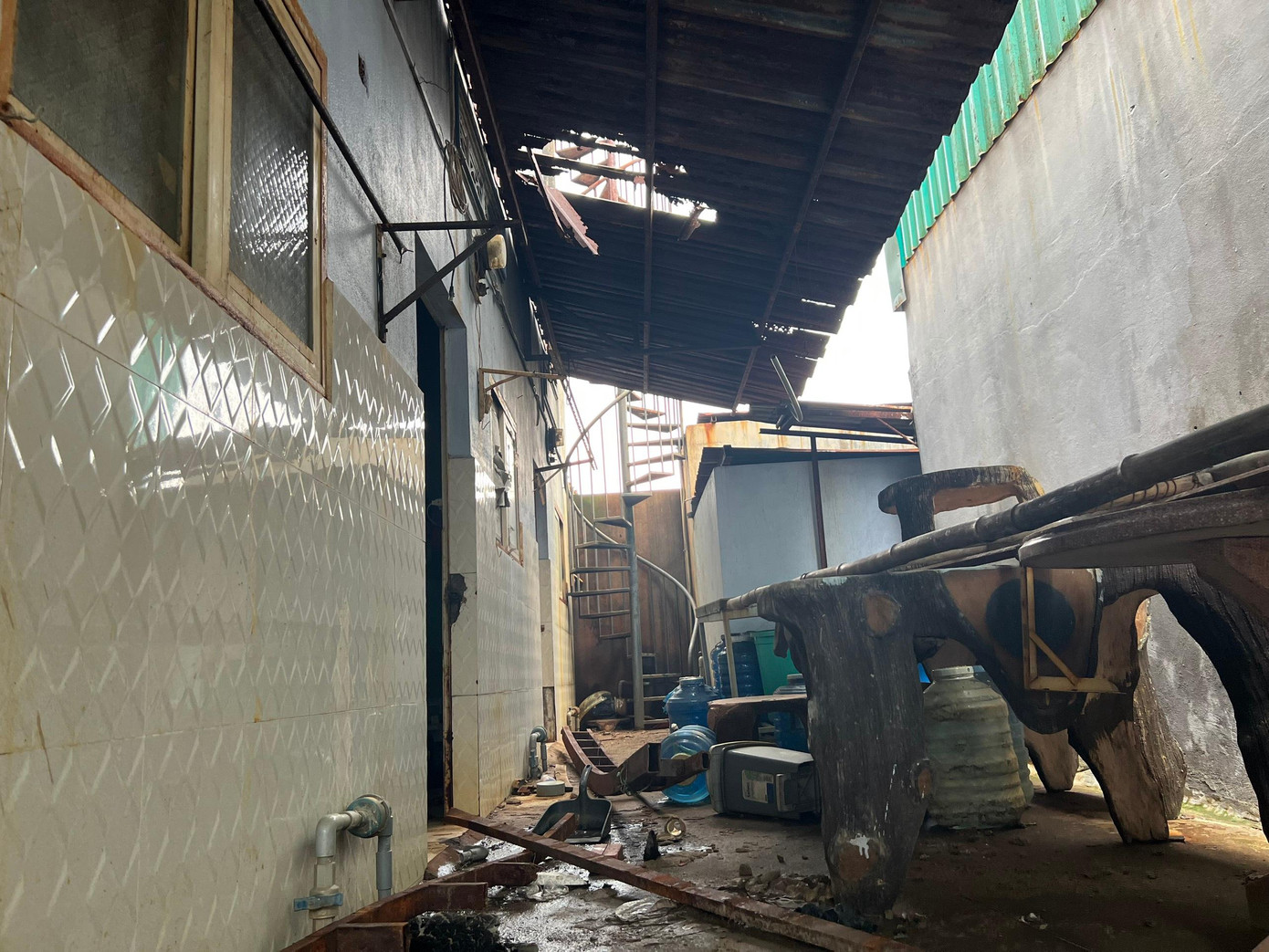 Có hai nhà dân nằm liền kề kho hóa chất bị ảnh hưởng bởi vụ hỏa hoạn. Trong đó, một căn nhà ở kết hợp cho thuê trọ, quy mô gồm 1 trệt và 2 lầu (với 16 phòng trọ) ở ấp 7, xã Lê Minh Xuân, huyện Bình Chánh bị ảnh hưởng nghiêm trọng.