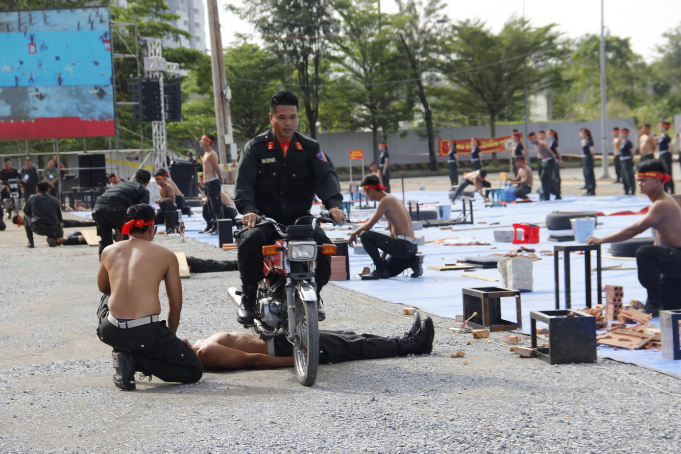 Các chiến sĩ biểu diễn tiết mục nằm để xe máy chạy lên người. Các chiến sĩ biểu diễn tiết mục nằm để xe máy chạy lên người.