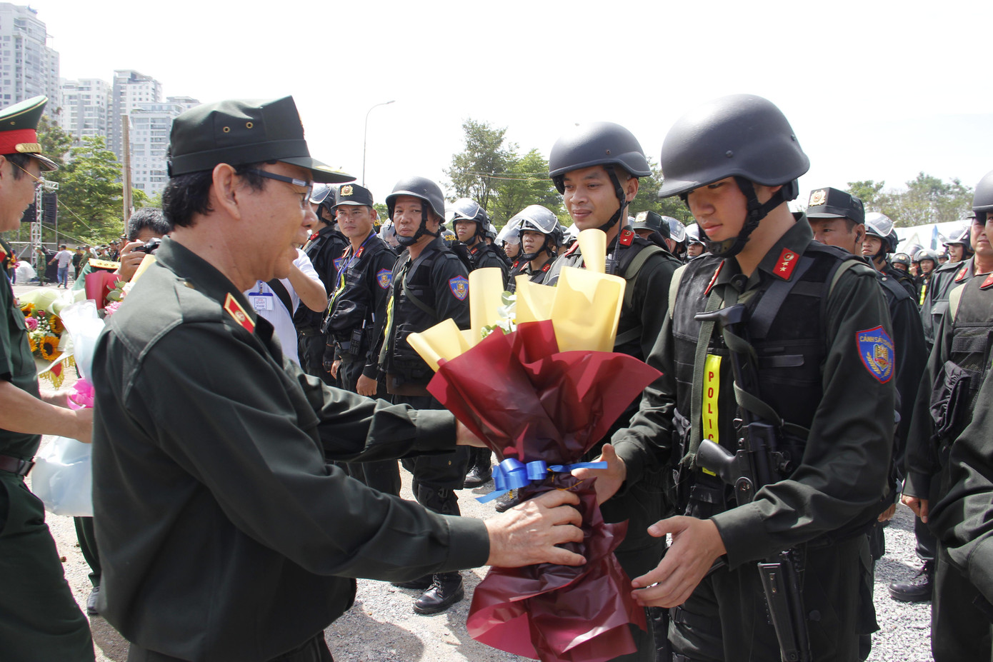 Bí thư Thành ủy TPHCM Nguyễn Văn Nên tặng hoa chúc mừng các lực lượng tham gia diễn tập. Bí thư Thành ủy TPHCM Nguyễn Văn Nên tặng hoa chúc mừng các lực lượng tham gia diễn tập.