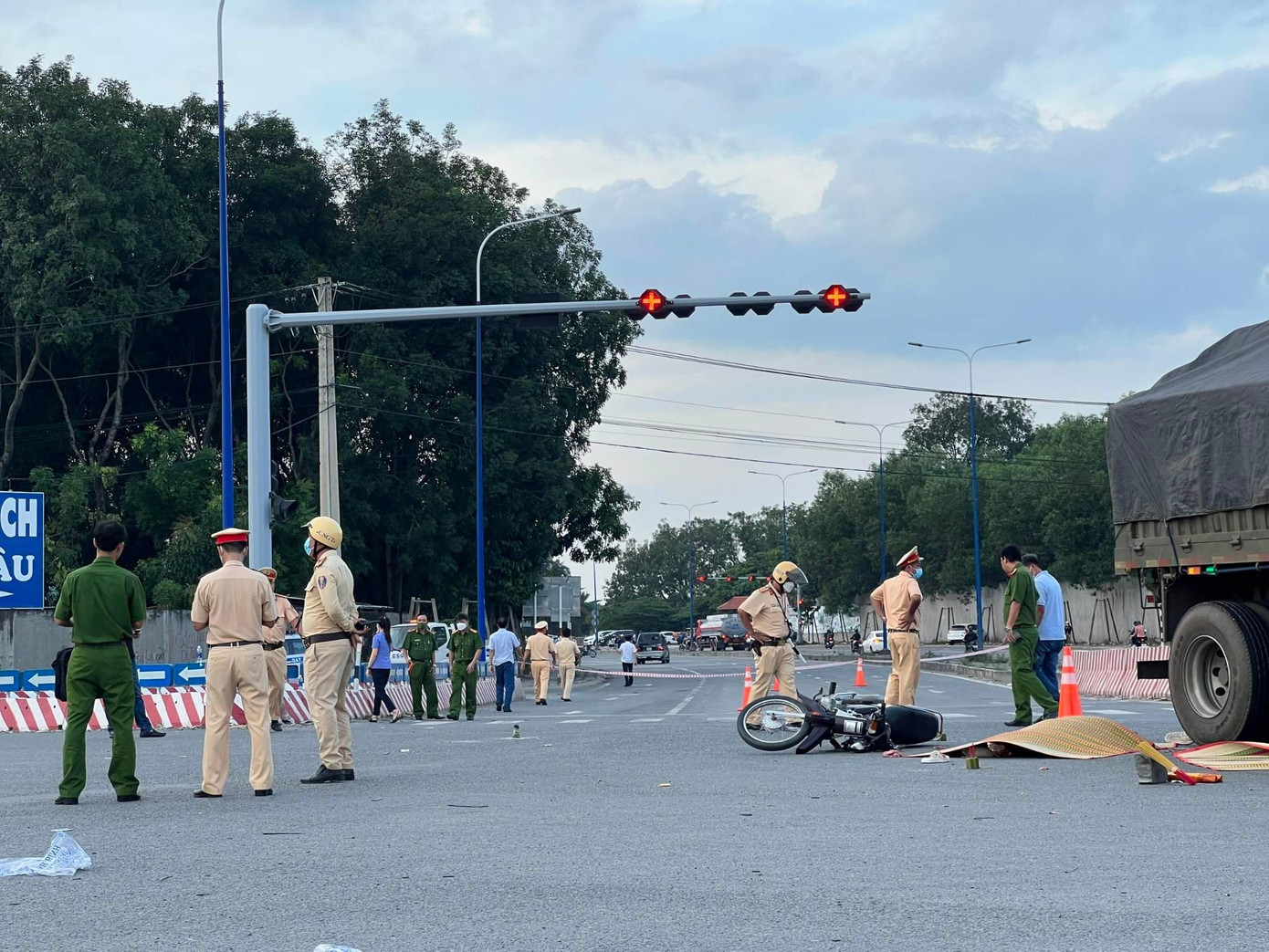 Lực lượng chức năng phong tỏa, khám nghiệm hiện trường vụ tai nạn.