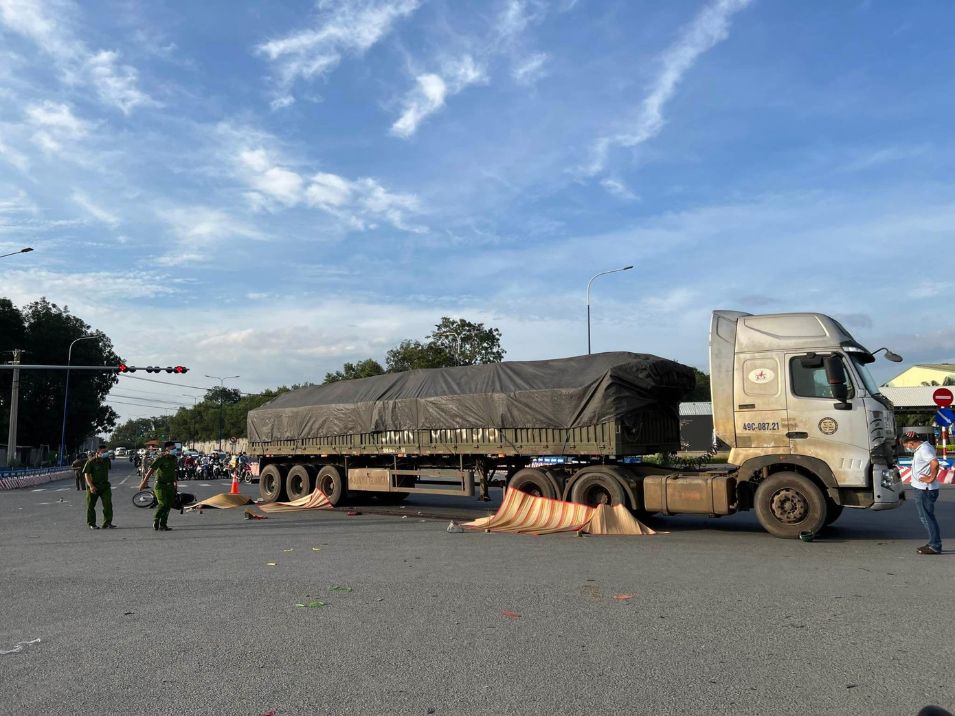 Hiện trường vụ tai nạn giao thông đặc biệt nghiêm trọng làm 4 người tử vong ở tỉnh Bình Dương.