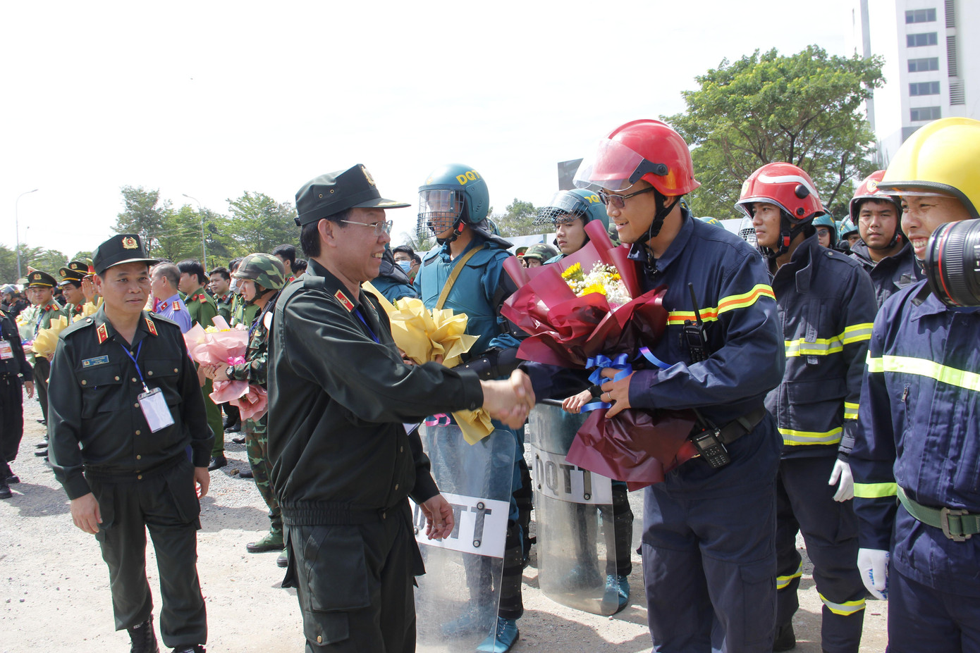 Ông Phan Văn Mãi, Chủ tịch UBND TPHCM động viên lực lượng tham gia diễn tập. Ông Phan Văn Mãi, Chủ tịch UBND TPHCM động viên lực lượng tham gia diễn tập.