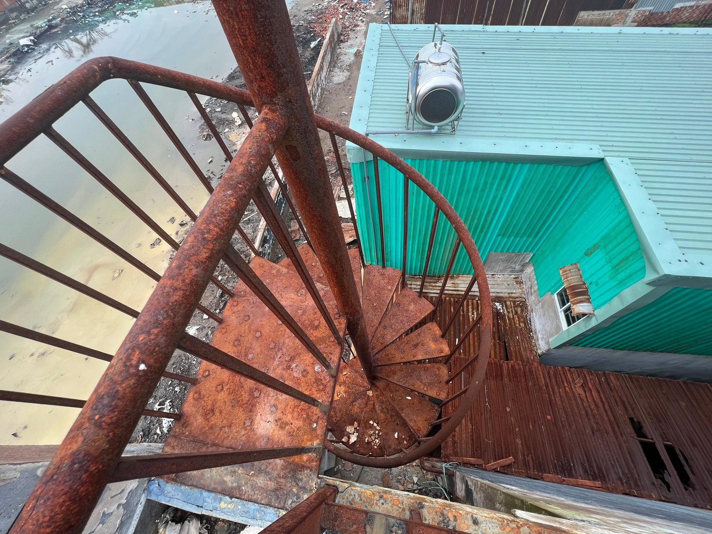 Chia sẻ với PV, bà Phạm Thị Út (49 tuổi, ngụ ấp 7, xã Lê Minh Xuân) cho biết gia đình bà chịu ảnh hưởng nghiêm trọng, bị thiệt hại về người cũng như tài sản từ vụ cháy này.