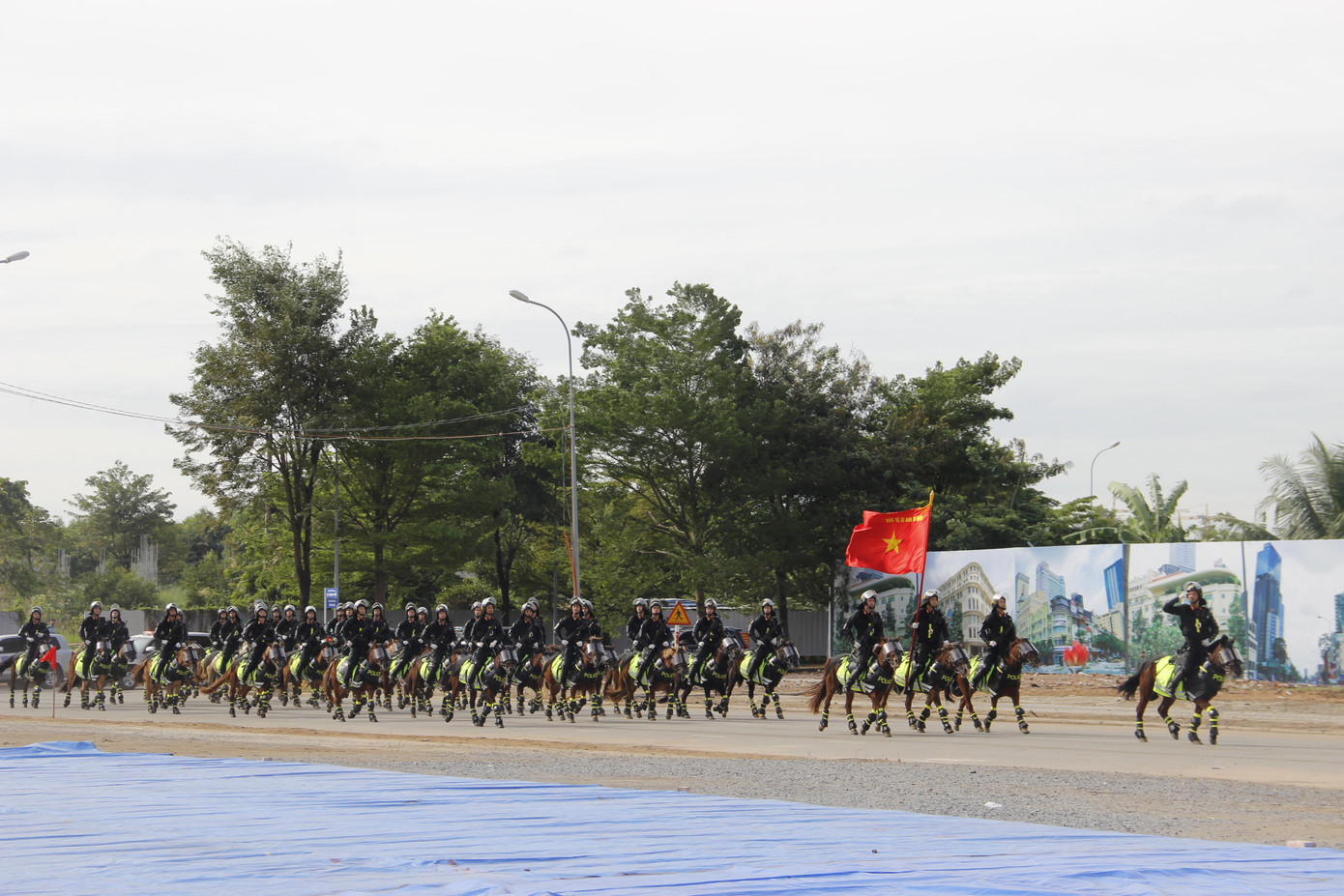 Lực lượng kỵ binh của Công an TPHCM ra mắt tại buổi diễn tập. Lực lượng kỵ binh của Công an TPHCM ra mắt tại buổi diễn tập.