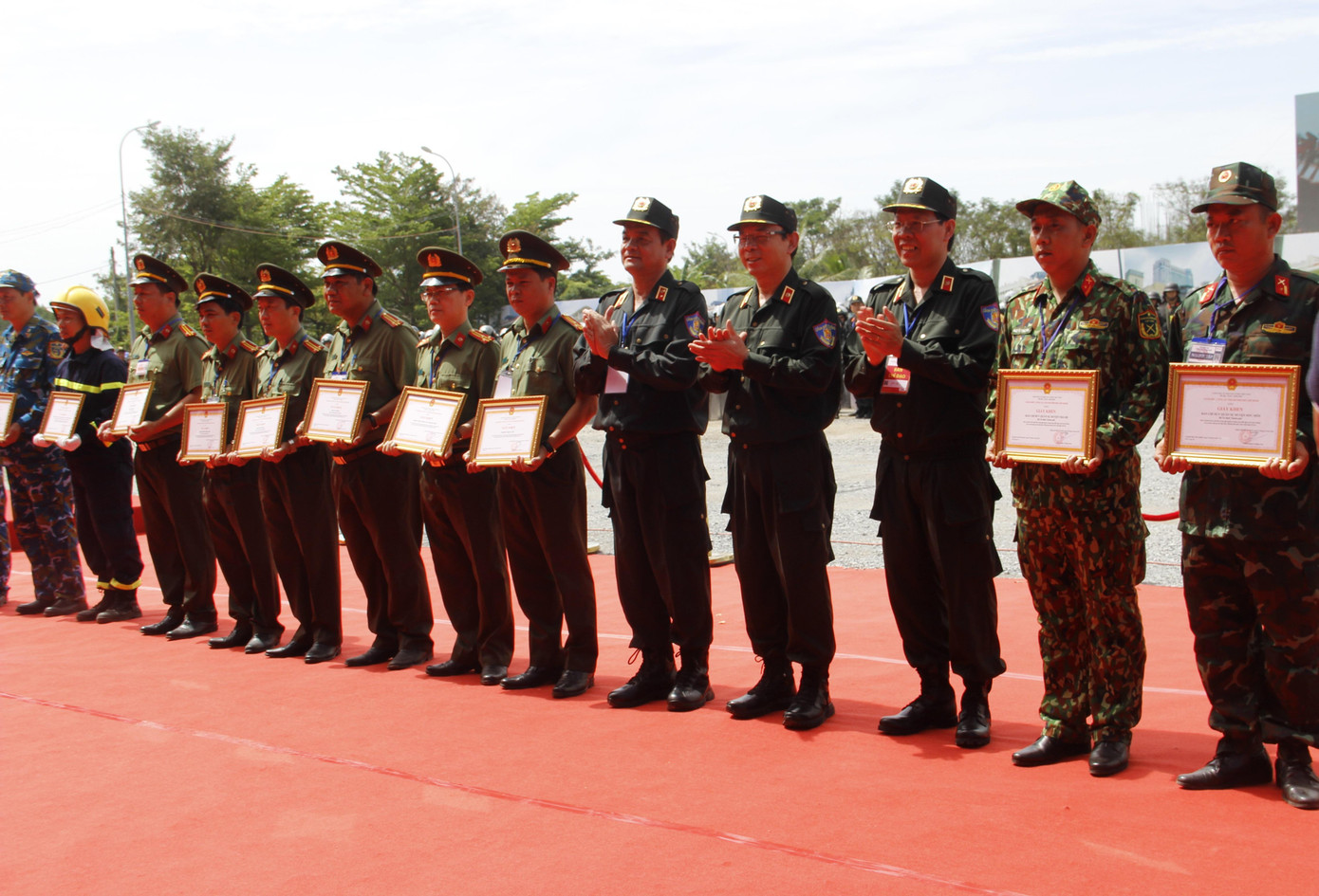 Bộ Công an, UBND TPHCM và Công an TPHCM đã tặng bằng khen cho các lực lượng có thành tích xuất sắc trong đợt diễn tập. Bộ Công an, UBND TPHCM và Công an TPHCM đã tặng bằng khen cho các lực lượng có thành tích xuất sắc trong đợt diễn tập.