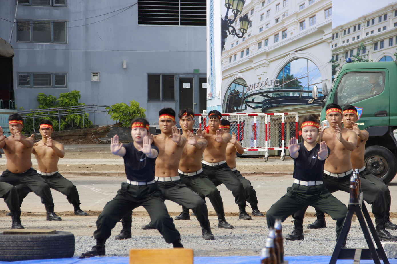 Lực lượng Cảnh sát biểu diễn võ thuật tại buổi diễn tập. Lực lượng Cảnh sát biểu diễn võ thuật tại buổi diễn tập.