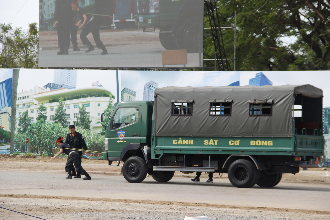 Hình ảnh nữ Cảnh sát dùng sức kéo chạy chiếc xe chuyên dụng gây ấn tượng mạnh cho các đại biểu tham dự. Hình ảnh nữ Cảnh sát dùng sức kéo chạy chiếc xe chuyên dụng gây ấn tượng mạnh cho các đại biểu tham dự.