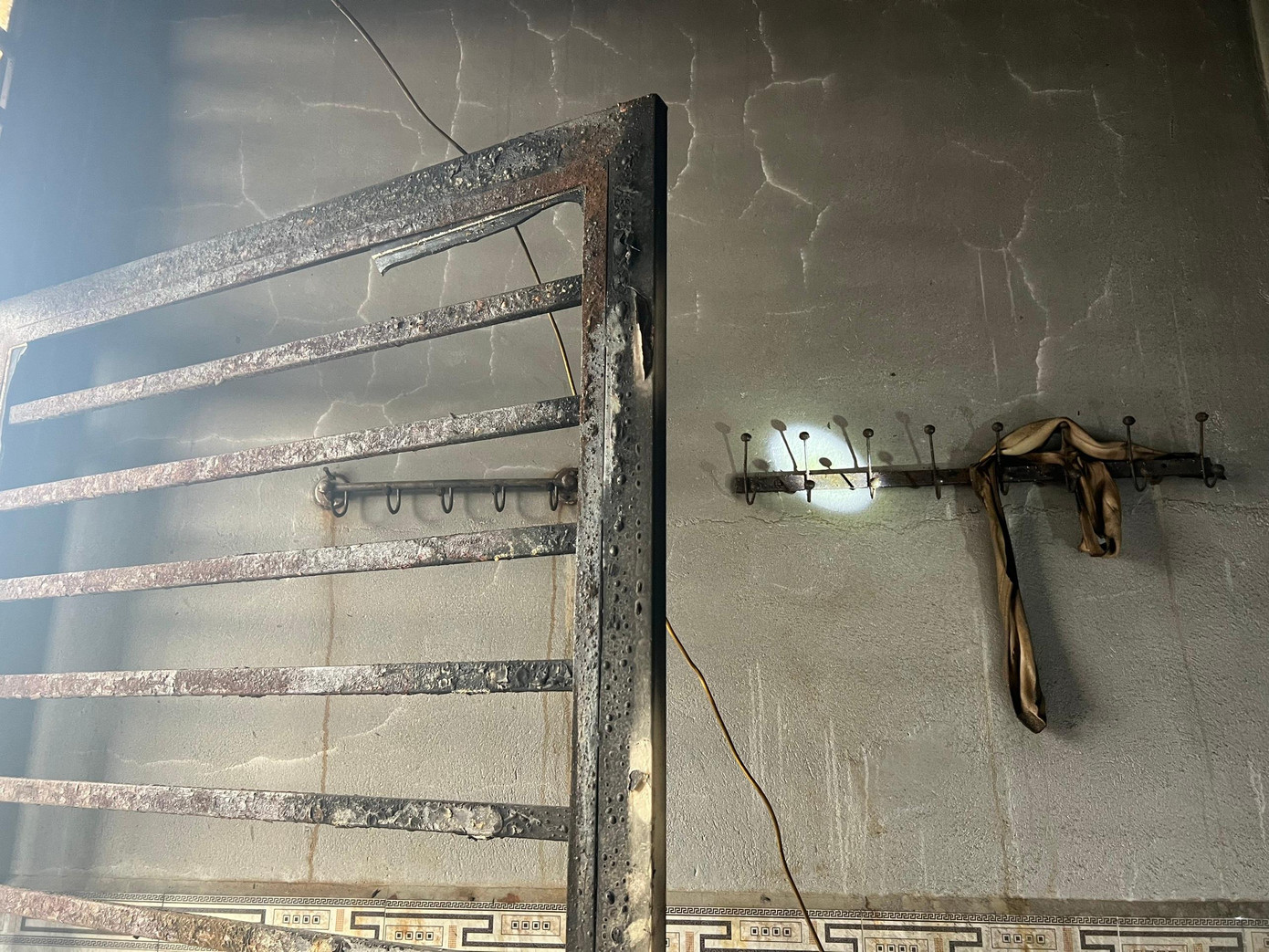 Vụ cháy xảy ra khiến căn nhà và 16 phòng trọ của gia đình bà Út bị hư hỏng nặng, không thể sử dụng được.