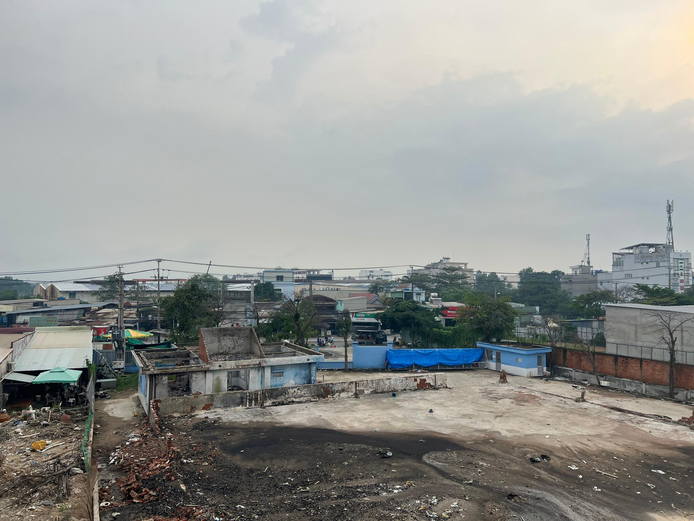 Trở lại hiện trường vụ cháy sau hơn 3 tháng, PV ghi nhận khung cảnh hoang tàn, không khí nơi đây vẫn ám mùi hóa chất.