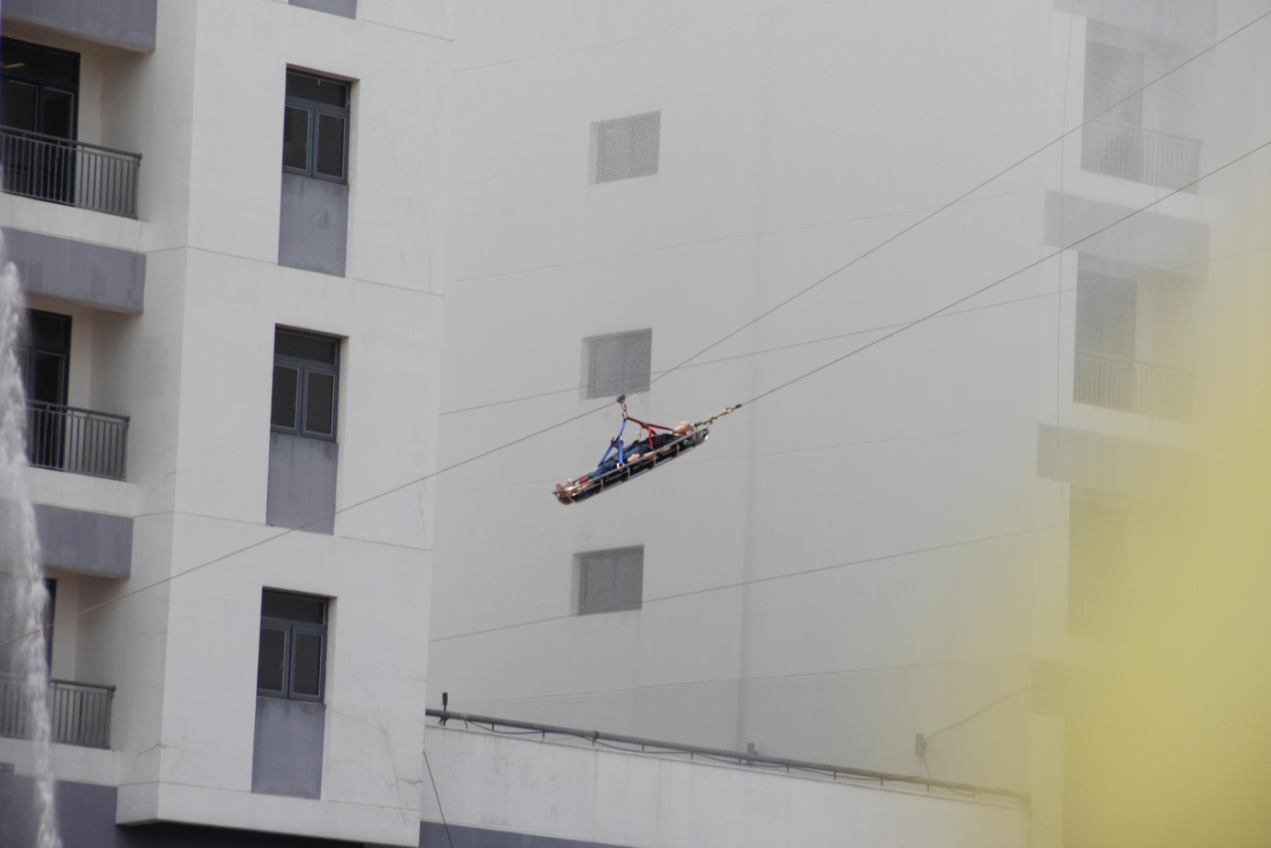 Cảnh sát dùng thang trượt đưa nạn nhân bị thương trong vụ cháy từ trên cao xuống nơi sơ cứu. Cảnh sát dùng thang trượt đưa nạn nhân bị thương trong vụ cháy từ trên cao xuống nơi sơ cứu.