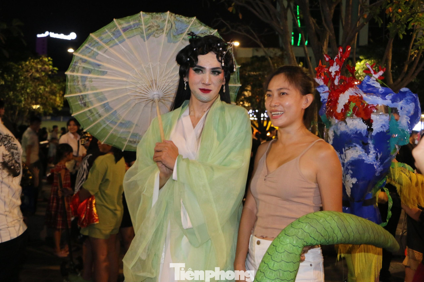 Khu phố đi bộ Nguyễn Huệ trở thành không gian đa sắc màu bởi những nhân vật hóa trang của các bạn trẻ.